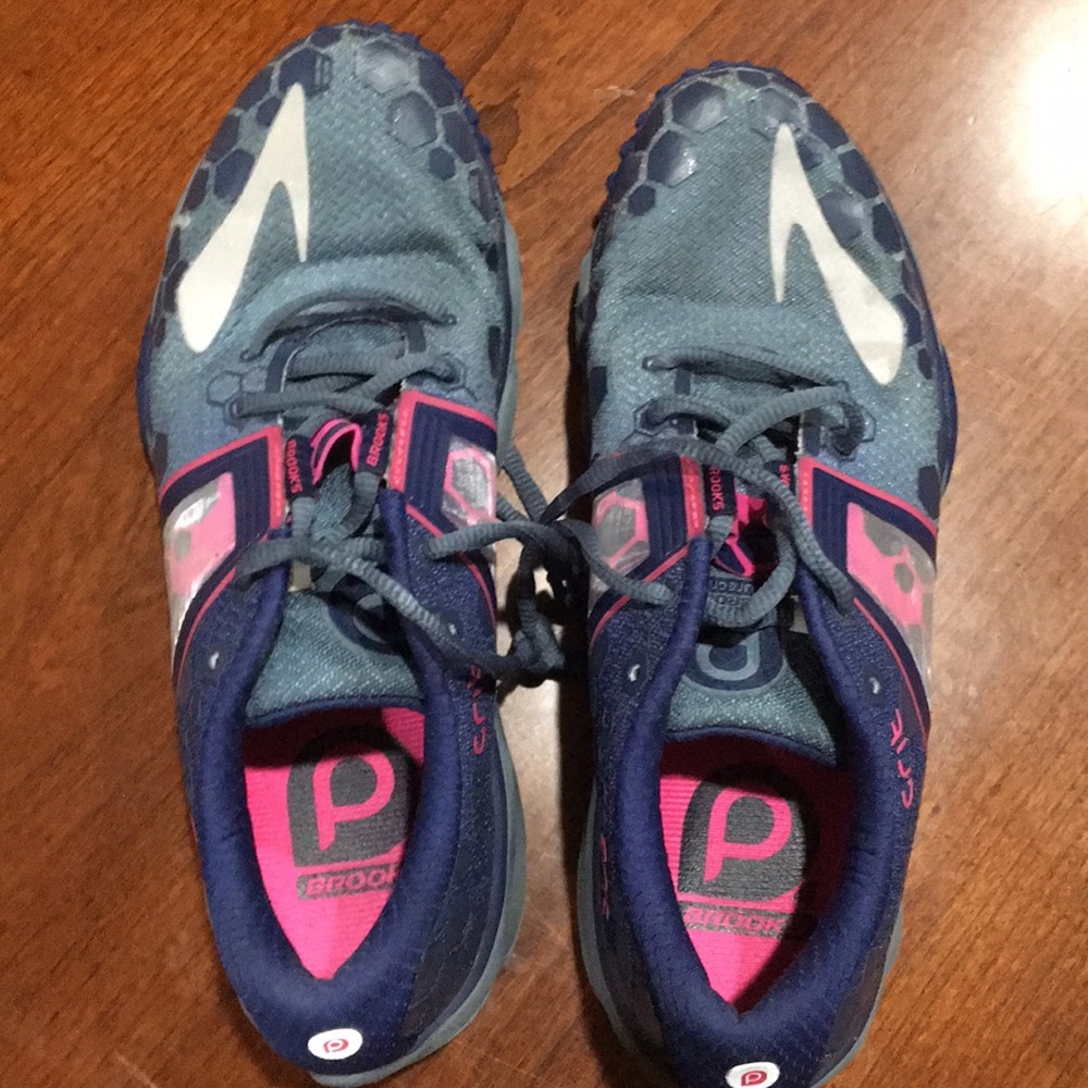 Athletic shoes